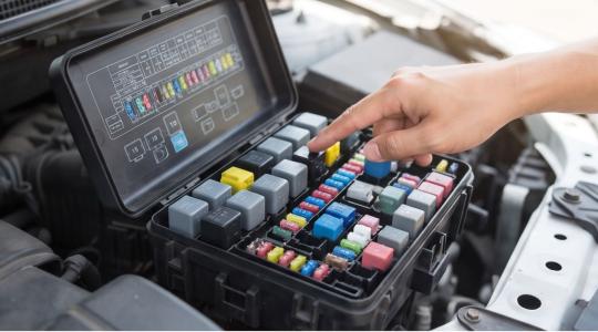 Cómo verificar si un fusible de tu vehículo está quemado